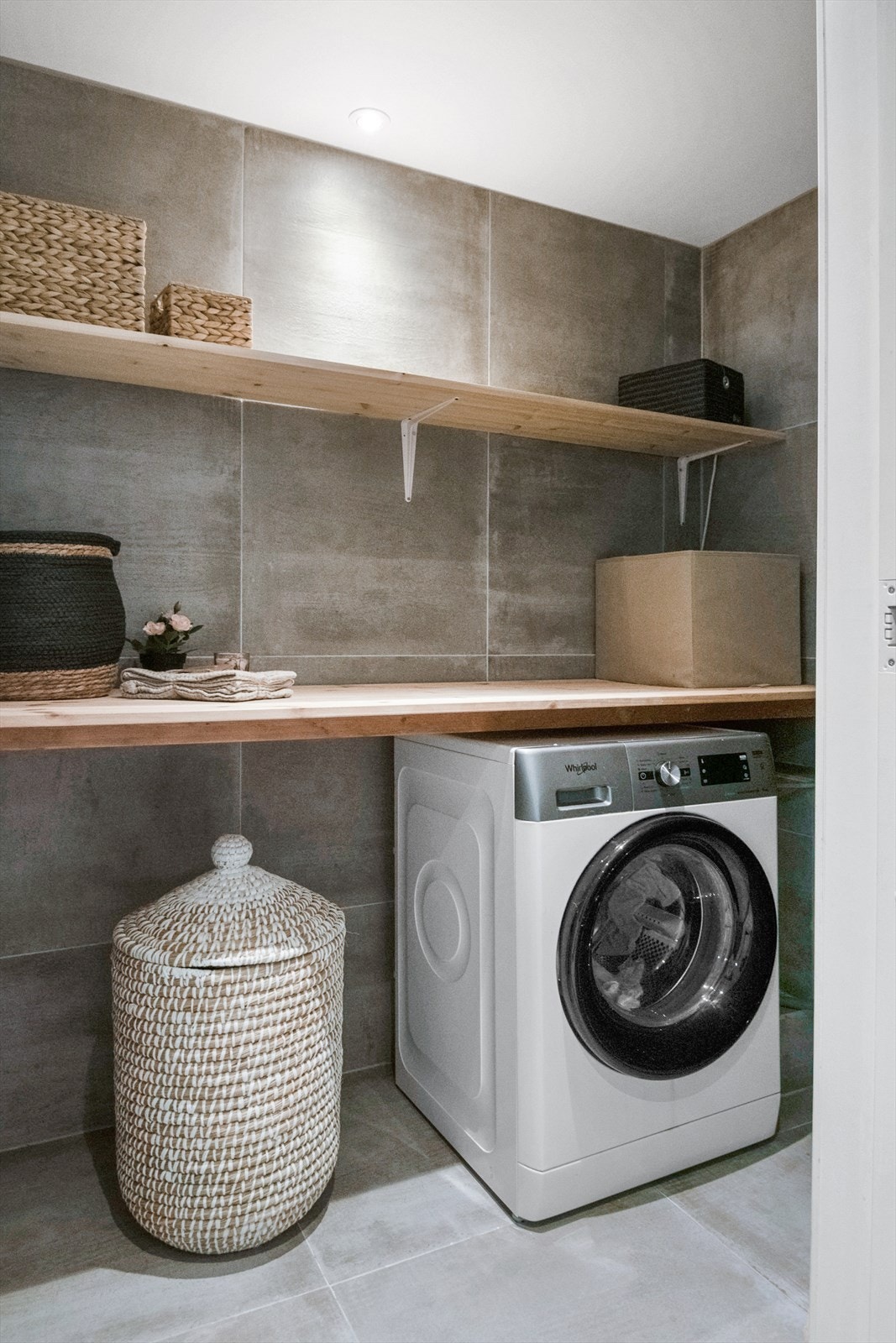 Badet er bygget med vaskerom som også fungerer som teknisk rom for boligen. (Rommet er ikke godkjent for varig opphold) Galleribilde