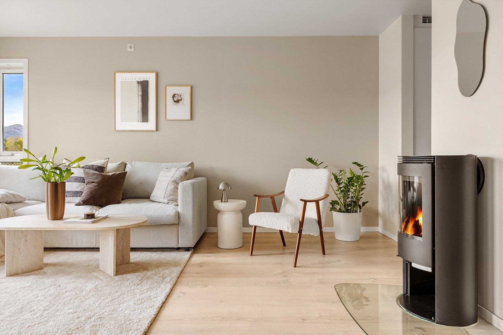 I stuen er det også en peis som varmer godt på kaldere dager. Galleribilde