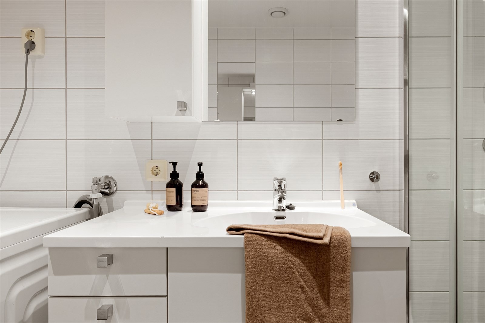 Det er innredet med dusjhjørne, vegghengt toalett og baderomsinnredning med speil og belysning. Det er også opplegg for vaskemaskin og plass til tørketrommel i tårn. Galleribilde