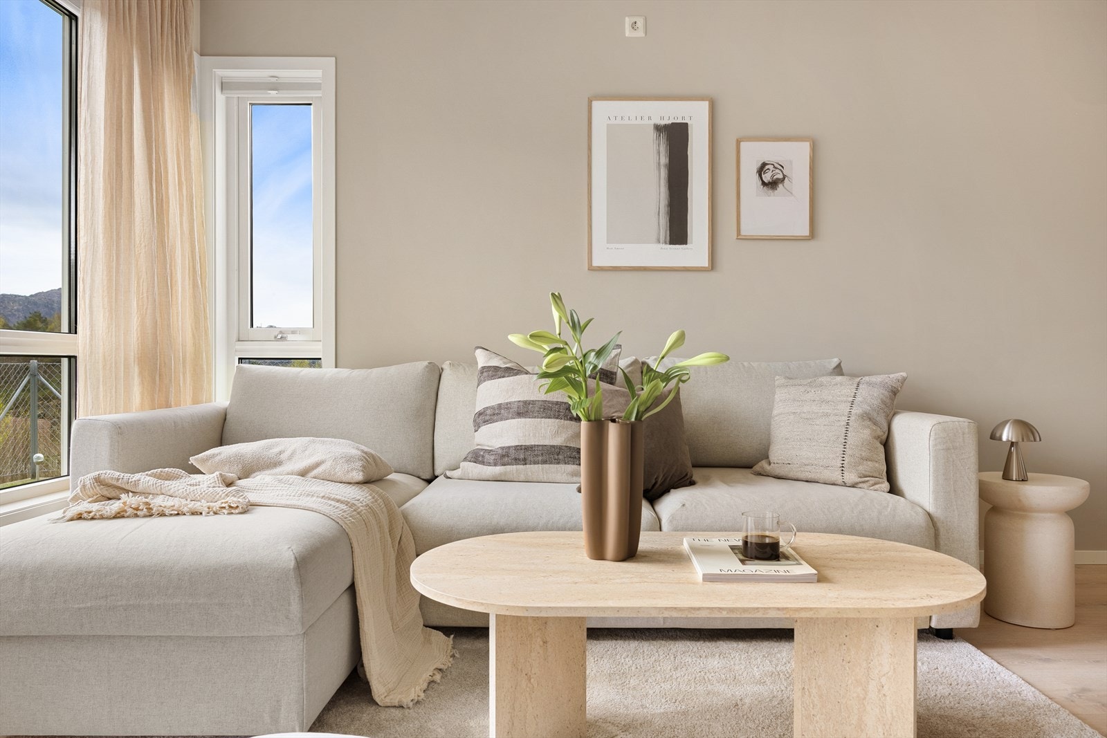 Grunnet rommets planløsning og størrelse er det god plass til den favoriserte sofakroken. Galleribilde