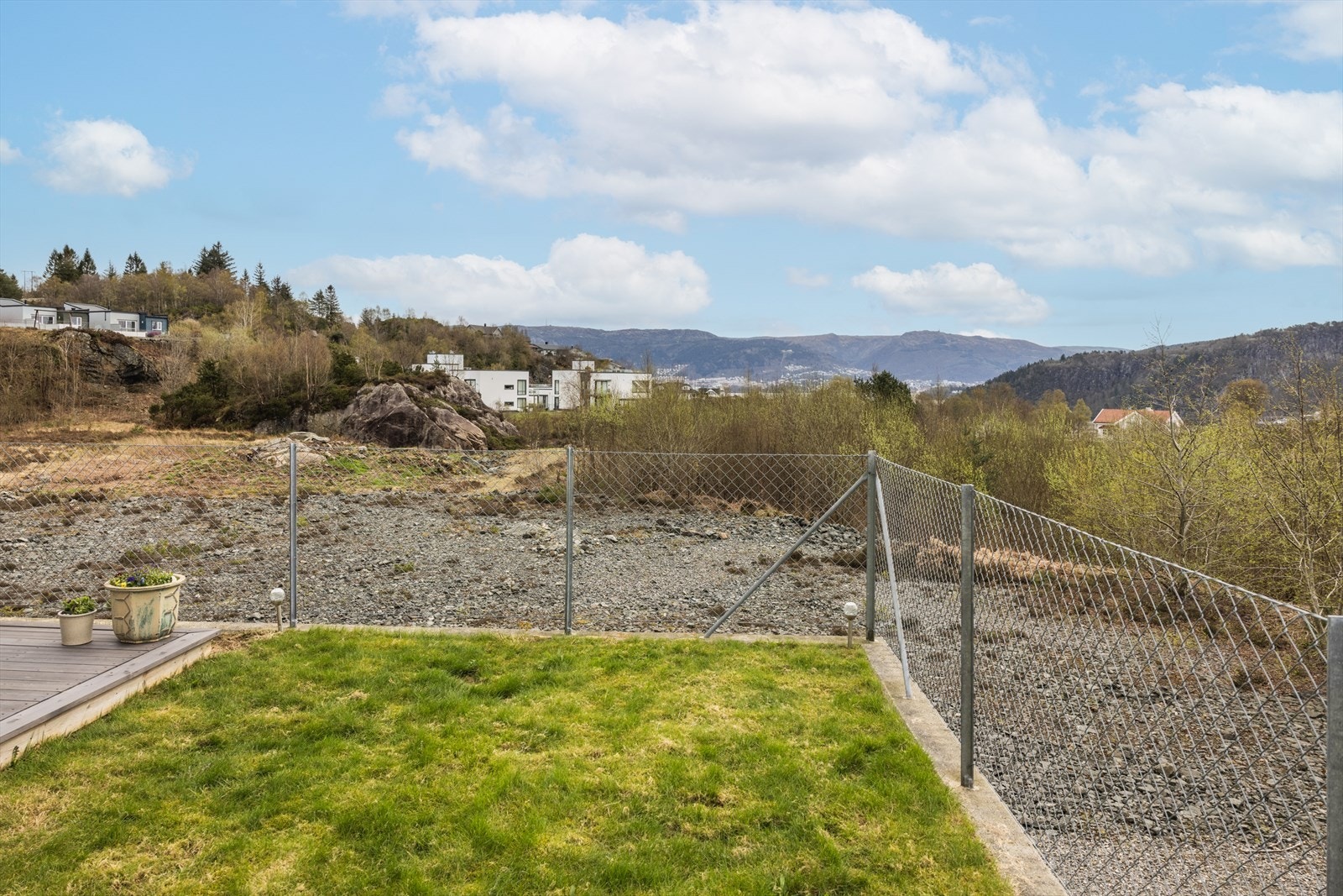 Like ved leilighetens terrasse er det også en gressplen som kan benyttes. Galleribilde
