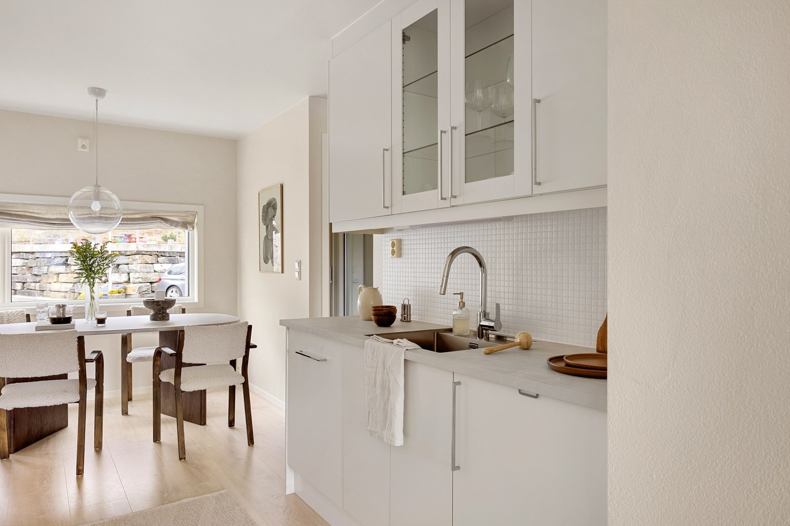 Kjøkkenet har en innredning av slette fronter og benkeplate av laminat med underlimt vask. Galleribilde