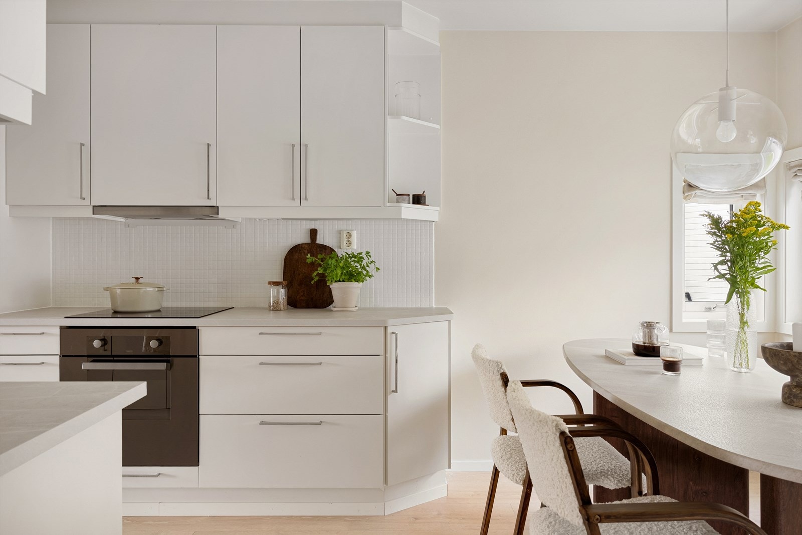 Benkeplaten og vasken er oppgradert og levert av Sigdal i 2024, samt at blandebatteriet og oppvaskmaskinen også er ny i samme året. Galleribilde