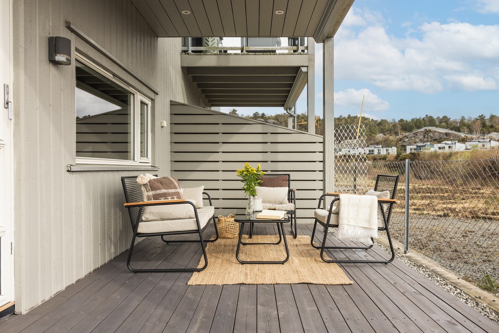 Her har man god plass til å møblere med hagemøbler. Galleribilde