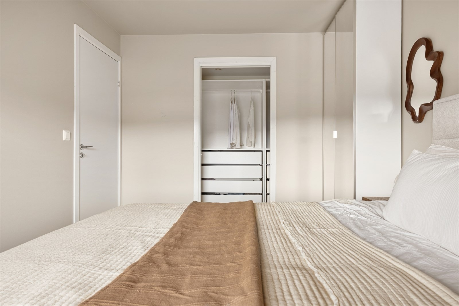 Dette soverommet har også tilknytning til et garderoberom som måles til 2,8 kvm. med garderobeinnredning. Galleribilde