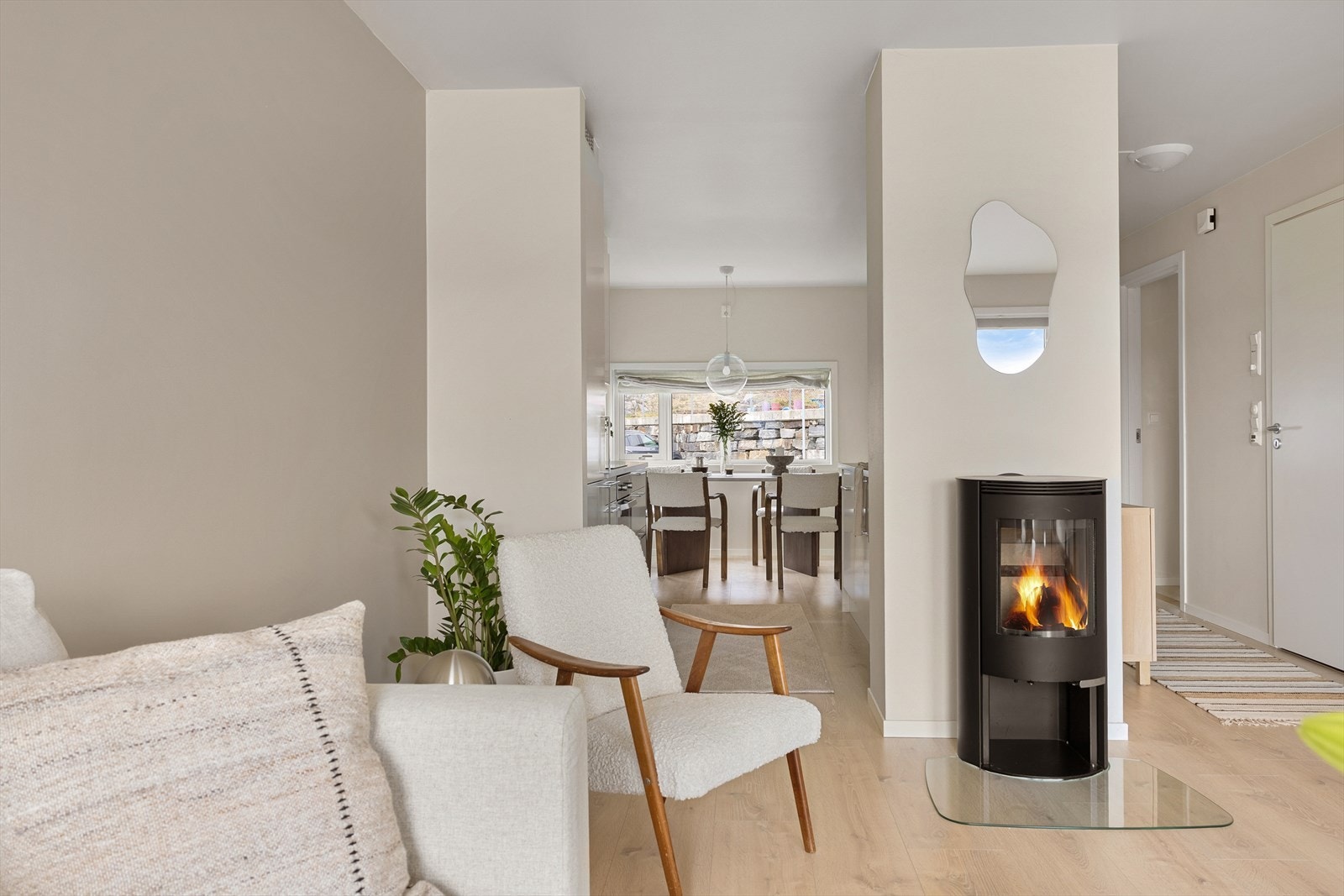 Vi beveger oss til kjøkkenet som ligger noe skjult for stuen. Galleribilde