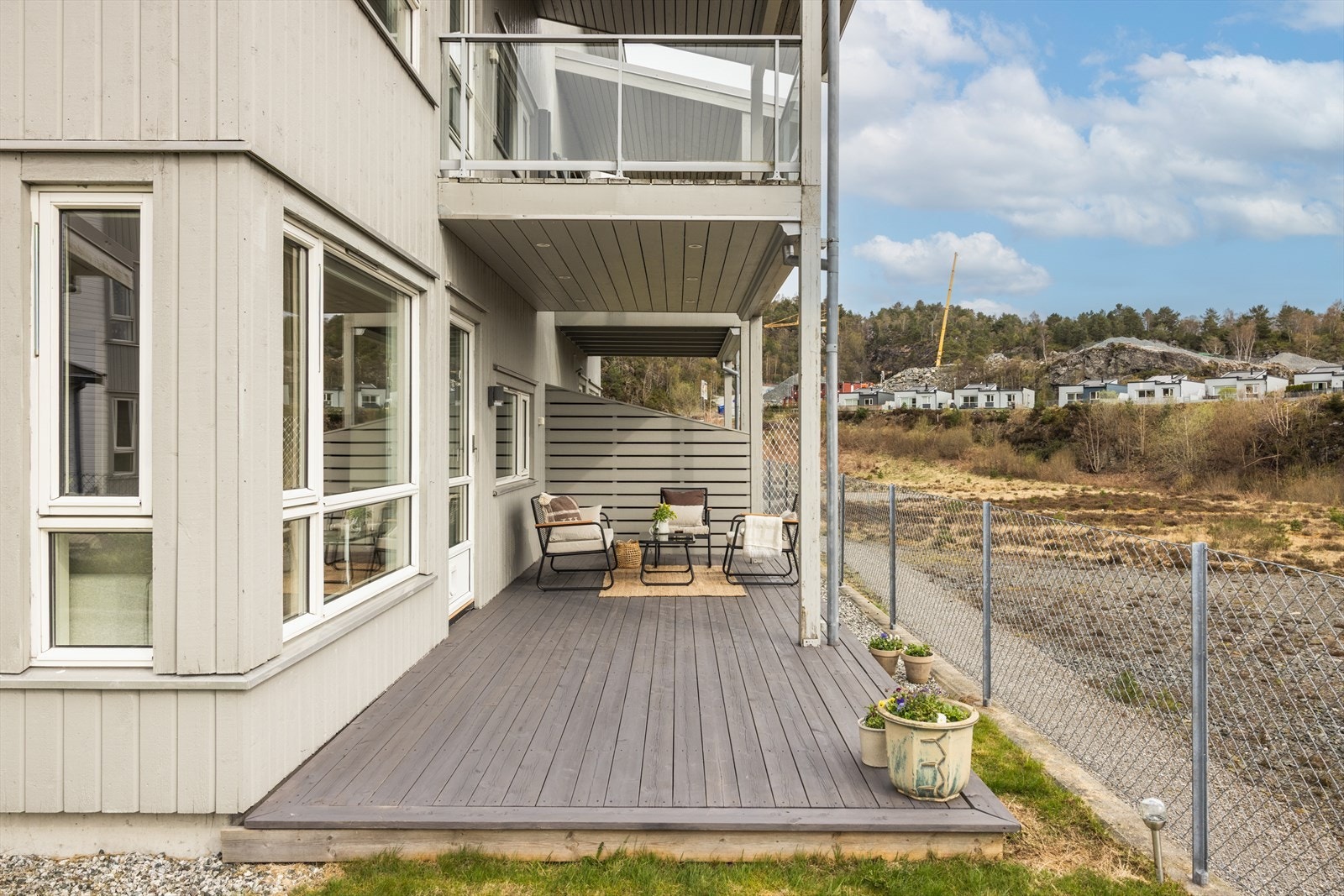 Terrassen er vendt mot sørøst, og har dermed gode solforhold på dag- og ettermiddagstid. Galleribilde