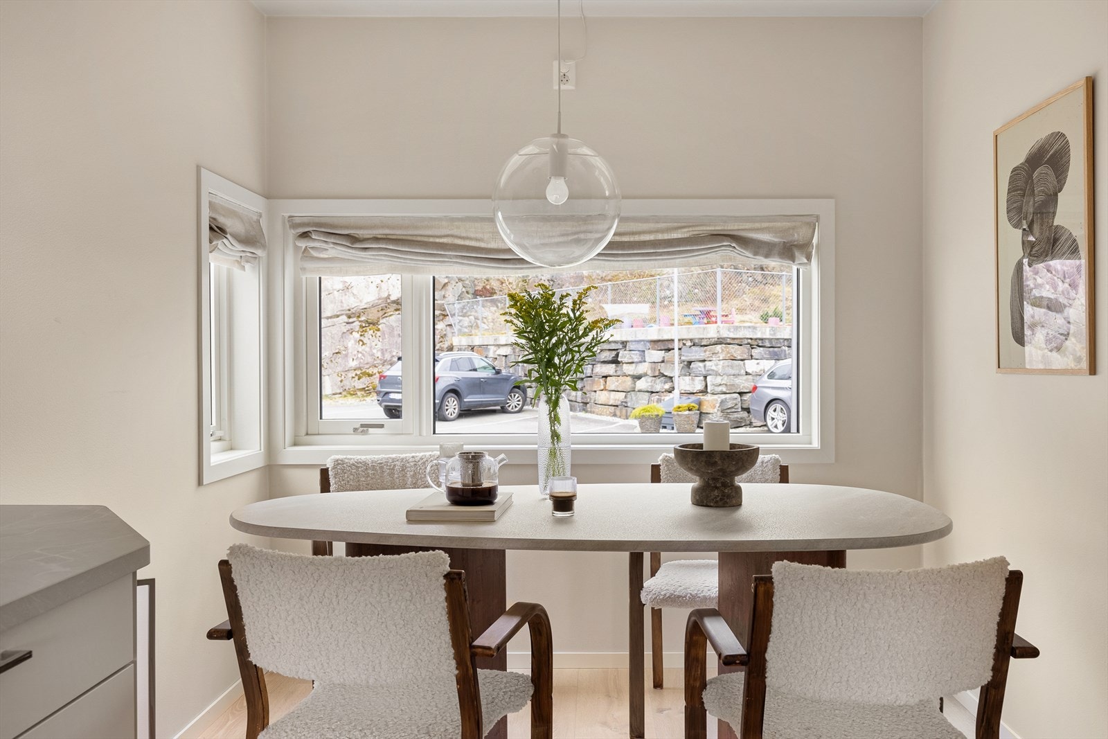 Planløsningen lager også god plass til en hyggelig spisegruppe. Galleribilde