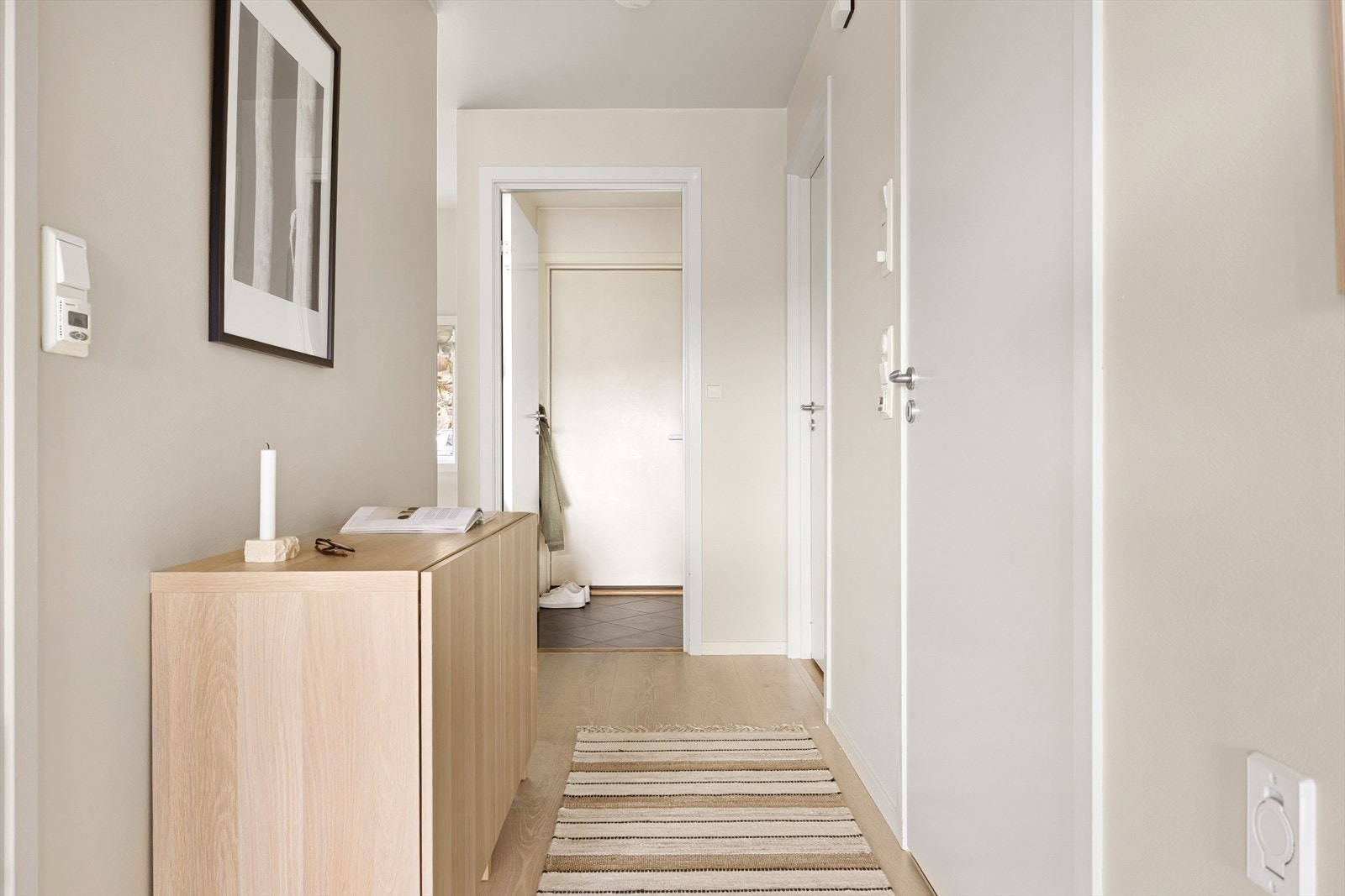 Det er også en mellomgang med god plass til ekstra møblement. Galleribilde