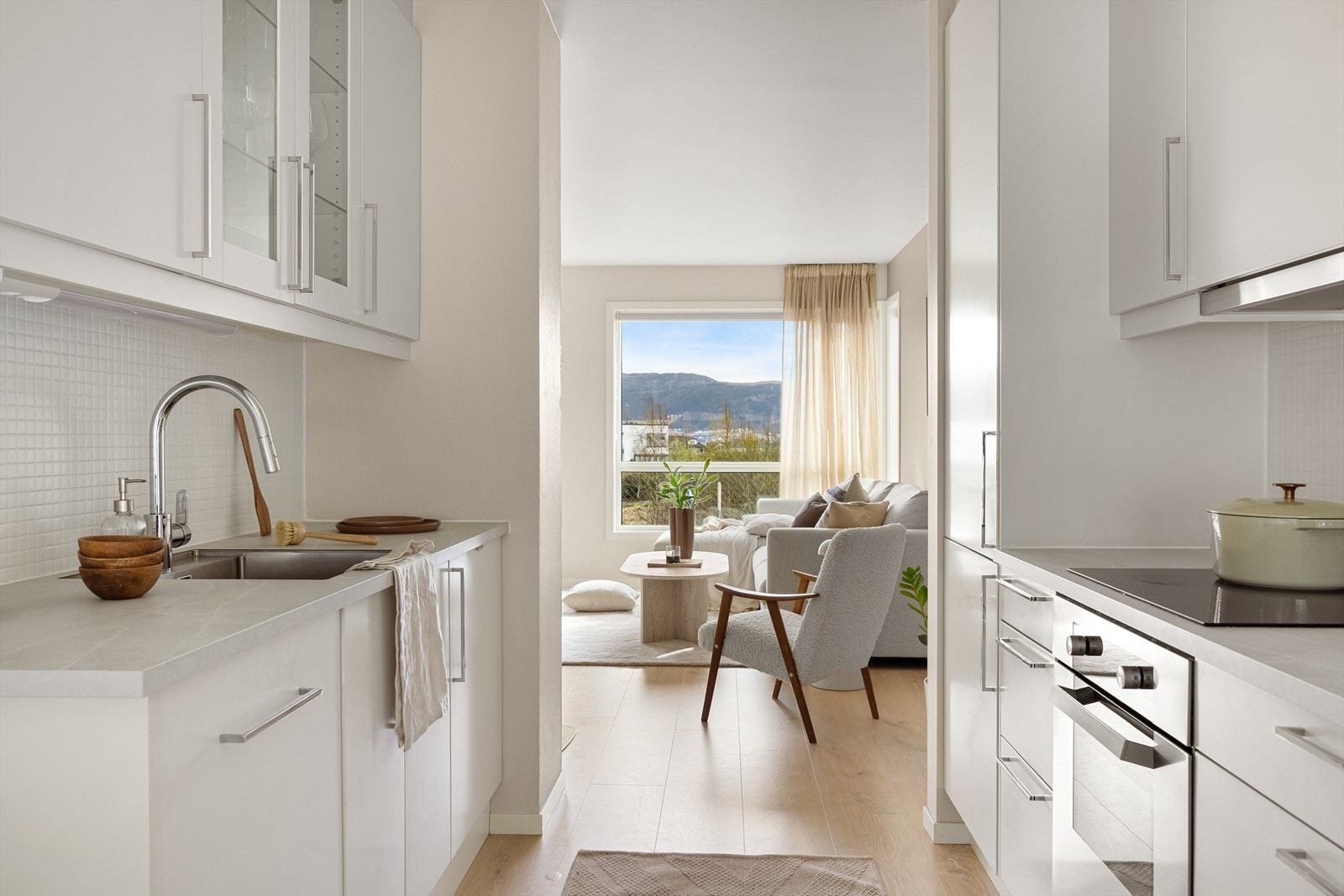 Kjøkkenet er utstyrt med følgende integrerte hvitevarer: Stekeovn, platetopp, ventilator, oppvaskmaskin og kjøleskap med frysedel. Galleribilde