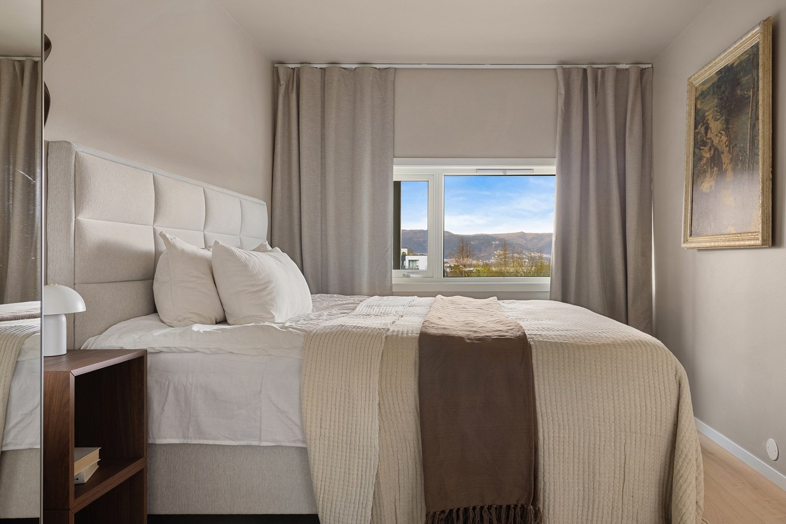 Her er det god plass til å møblere med en stor seng og nattbord på hver side. Galleribilde