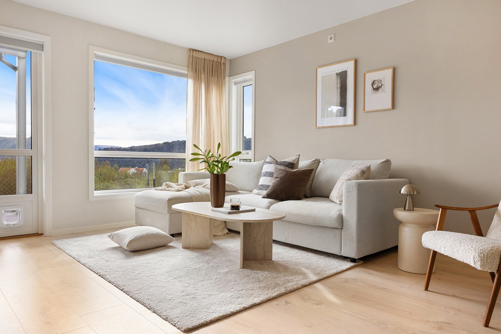 Her er det godt med vindusflater som slipper inn naturlig lys og skaper en god romfølelse. Galleribilde