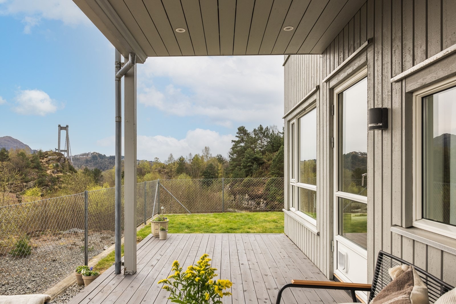 Leiligheten har en herlig terrasse på 17 kvm. med gode solforhold og utsikt! Galleribilde