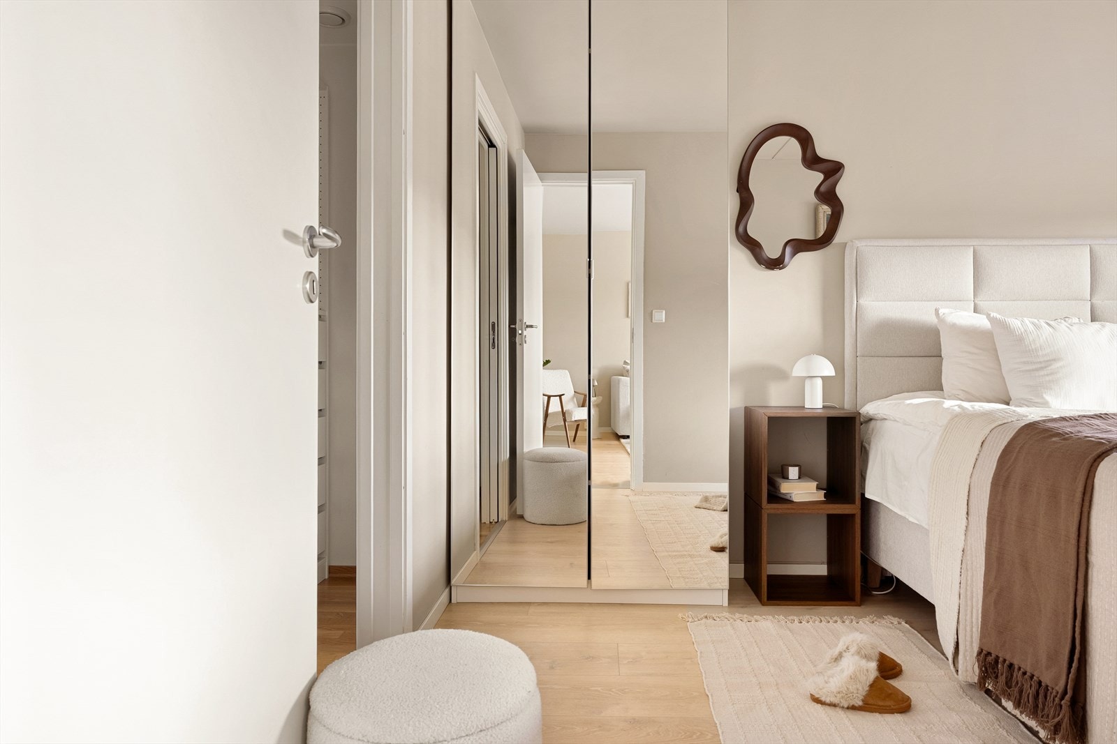 Fra stuen beveger vi oss inn på hovedsoverommet. Galleribilde