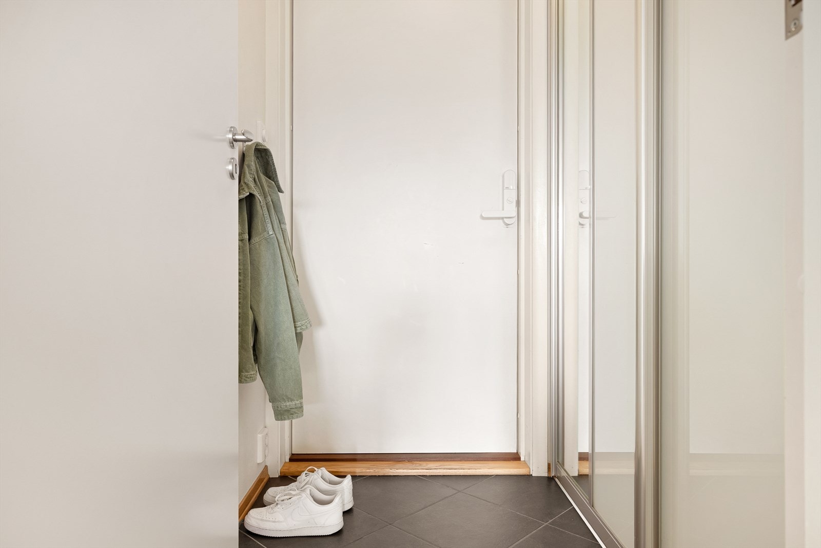 Entréen måles til 2,5 kvm. med en praktisk skyvedørsgarderobe med god plass til yttertøy og sko. Galleribilde