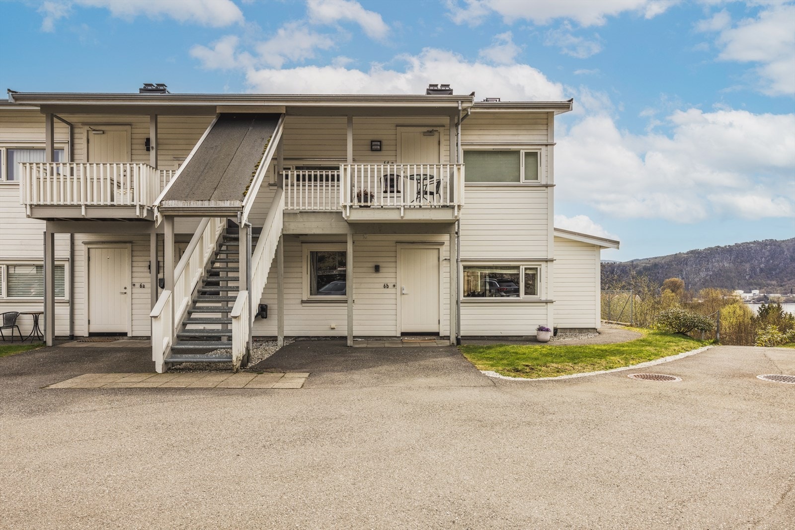 Det medfølger en fast parkeringsplass på sameiets felles oppstillingsplass, men selger pleier også å stå parkert like utenfor døren. Galleribilde