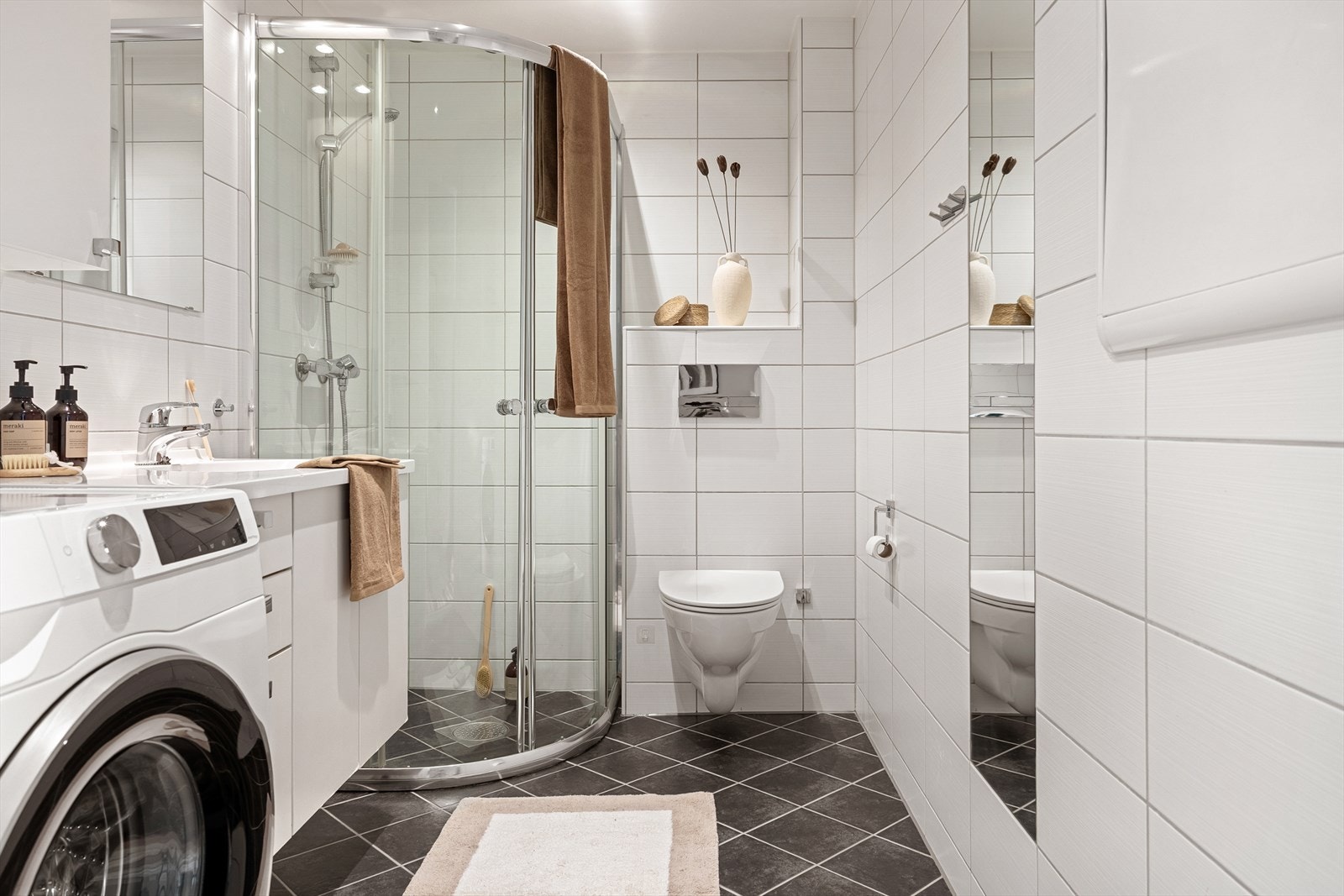 Badet måles til 4,4 kvm. og er helfliset med innfelte downlights i himling og varmekabler i gulv. Galleribilde