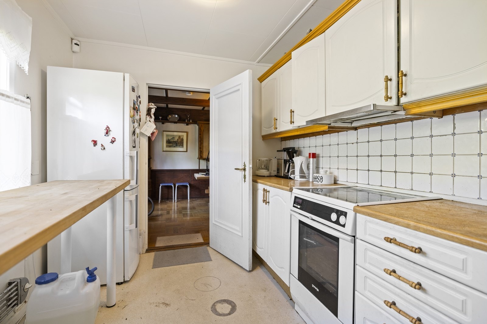 Kjøkkenet sett mot spisestuen. Galleribilde