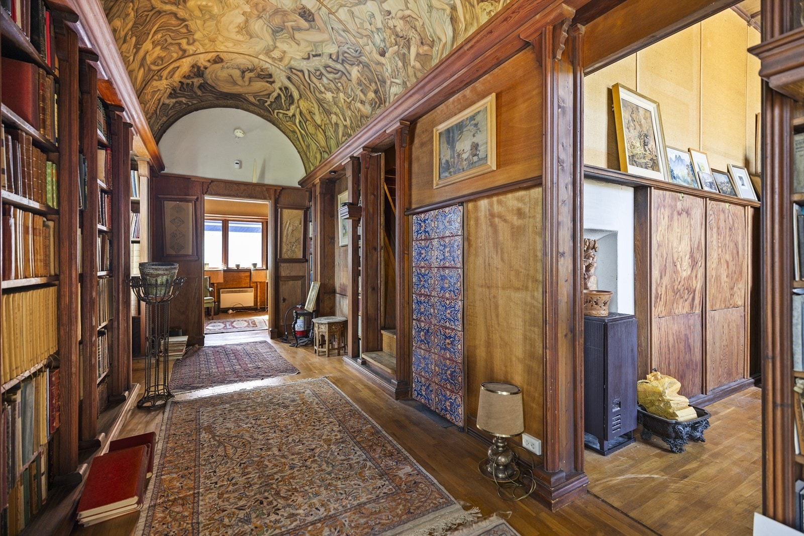 Fra biblioteket går det trapp opp til loftet. Galleribilde