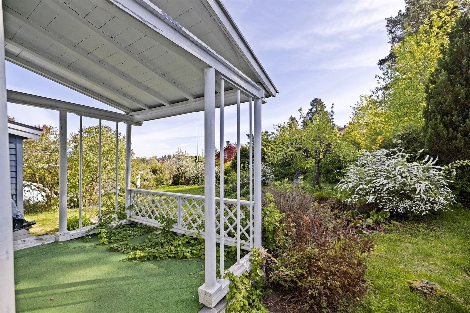 Terrassen sett mot hagen. Galleribilde