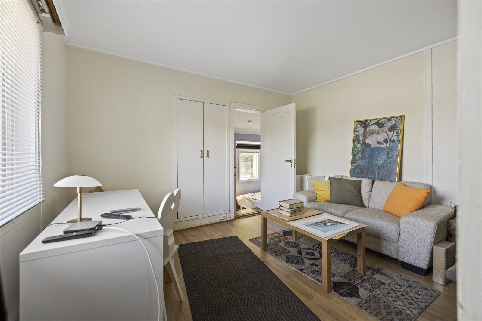 Stue i hybeldel. Trapp ned til soverommet. Galleribilde