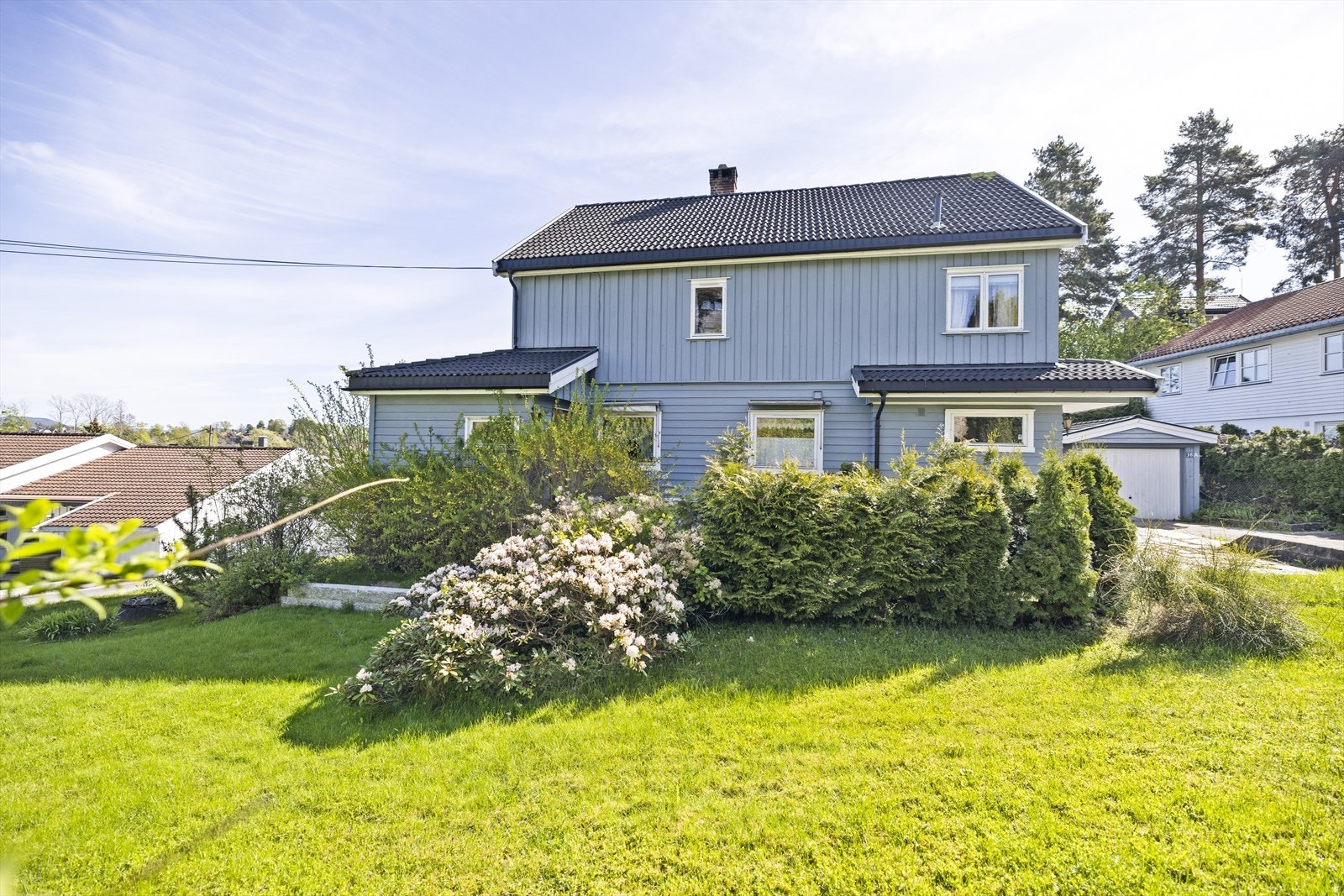 Eneboligen ligger på en flat romslig tomt på over 1 mål. Galleribilde