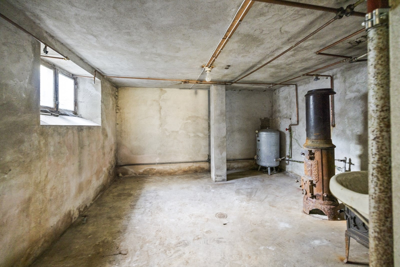 Stor kjeller med masse lagringsplass. Galleribilde