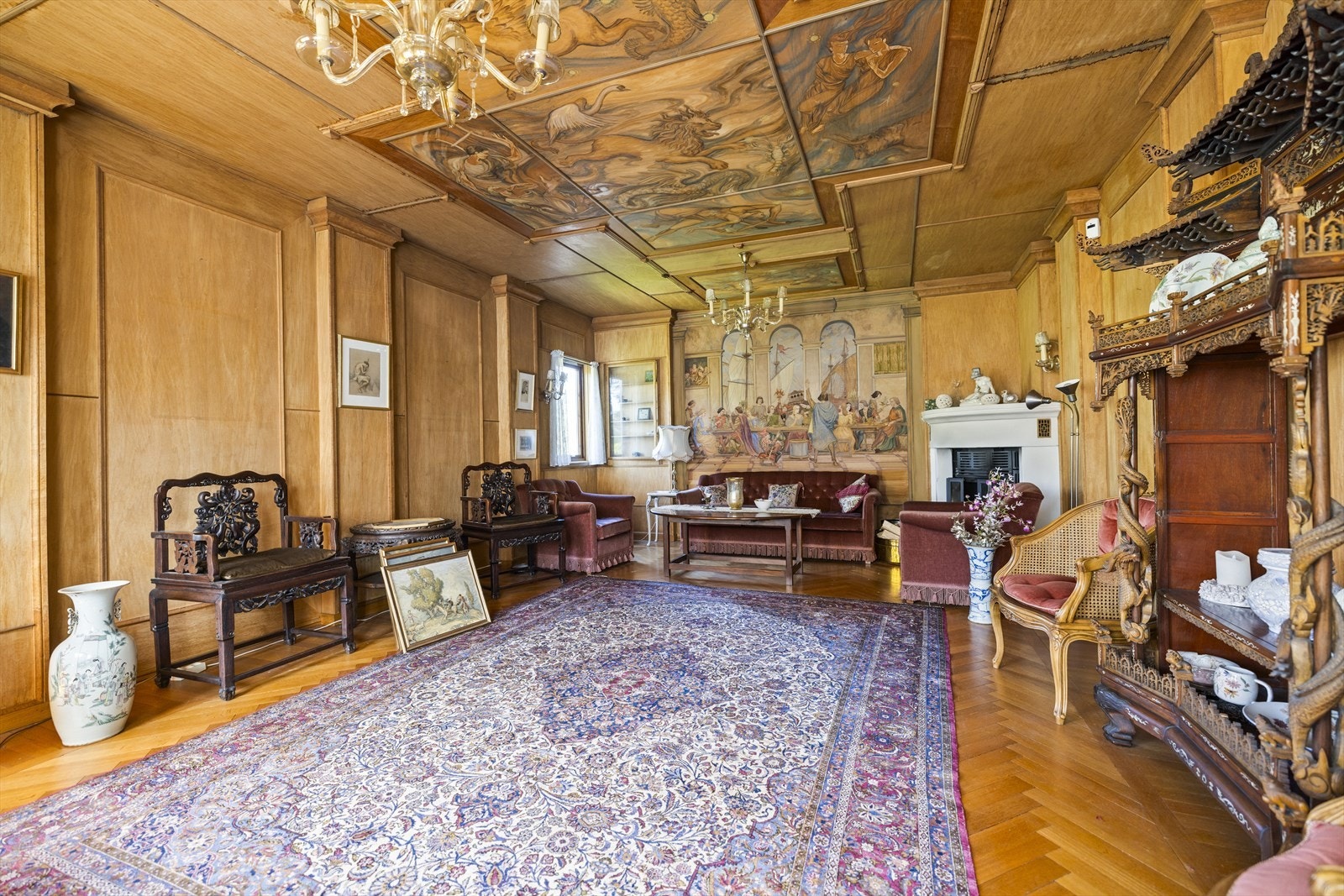 Stor stue i 2.etg med peis. Galleribilde