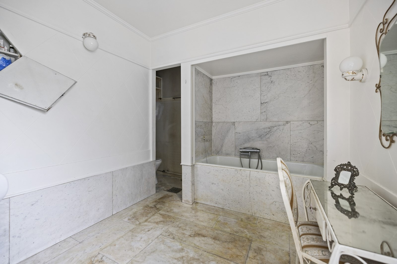 Dette badet har direkte adkomst fra hovedsoverommet. Her er det behov for oppussing. Galleribilde