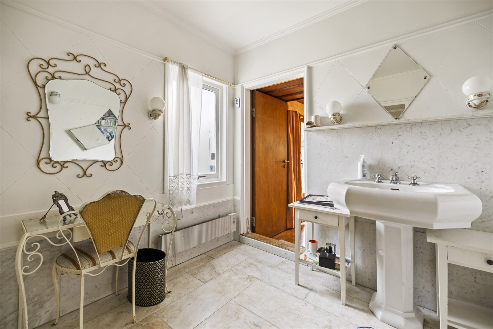 Bad sett mot soverommet. Galleribilde