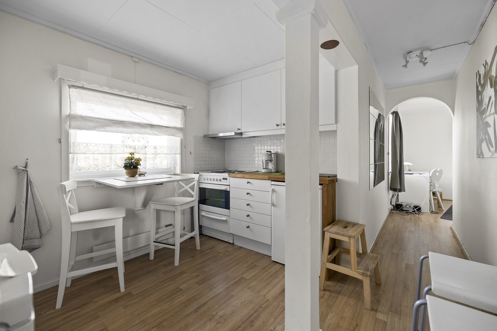 Kjøkken med spiseplass i hybeldelen. Galleribilde