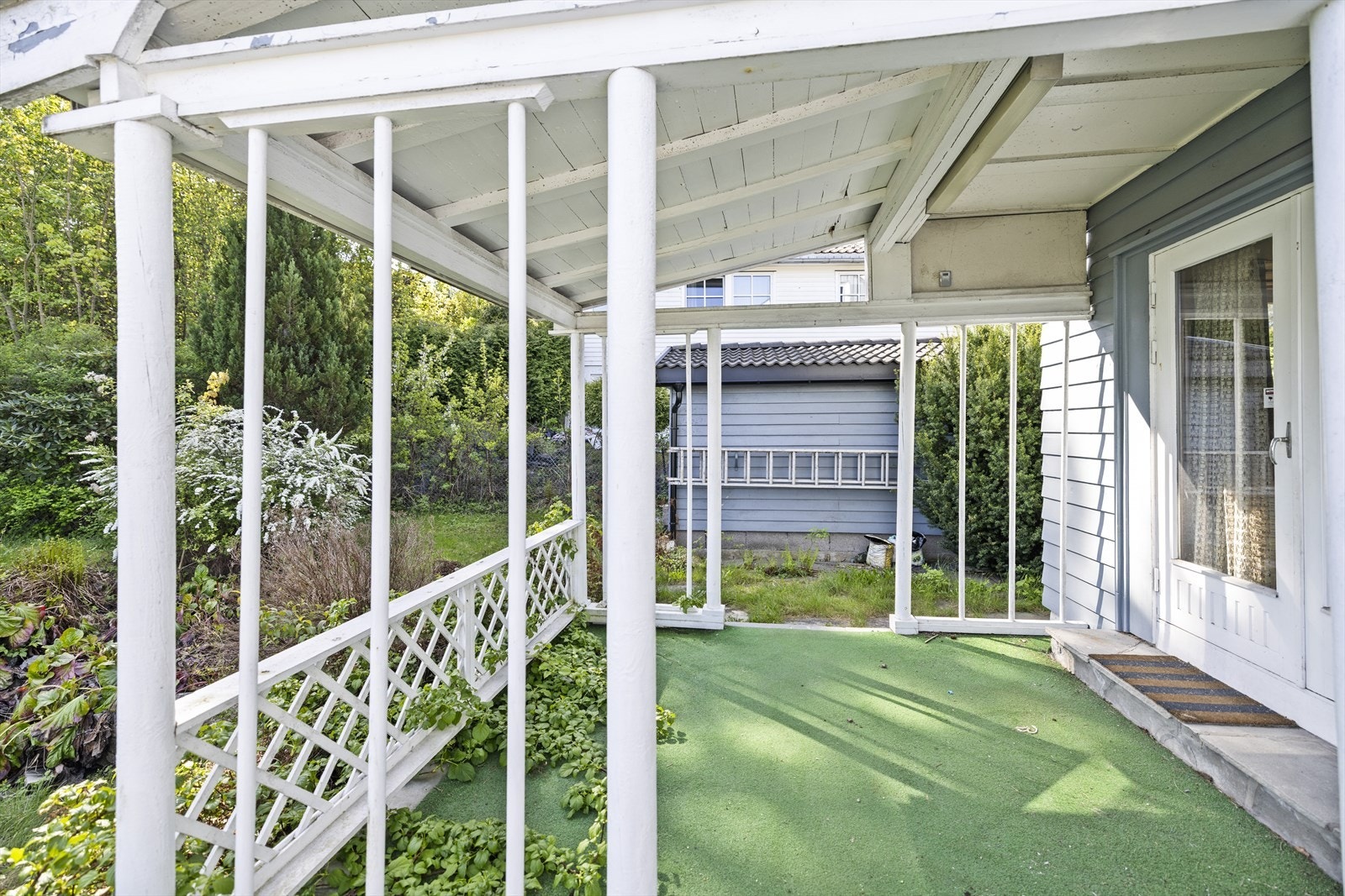 Stor overbygget terrasse på 10 kvm. med utgang fra hovedsoverommet. Galleribilde