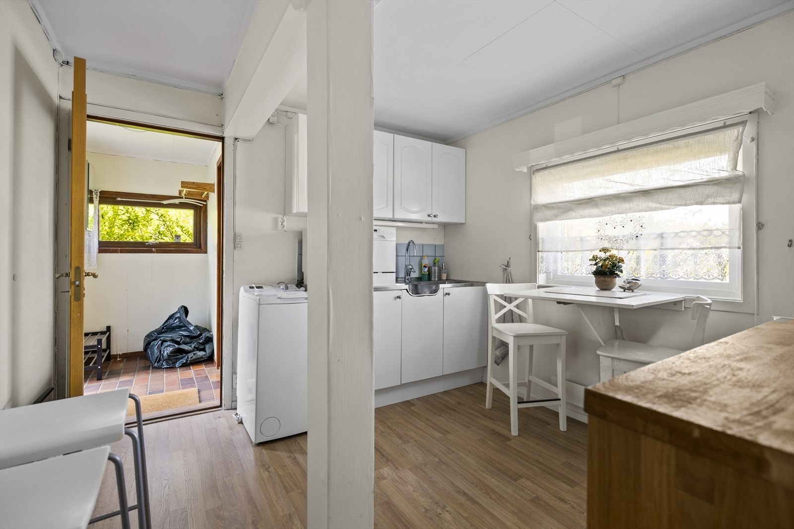 Kjøkken sett mot entreen. Galleribilde