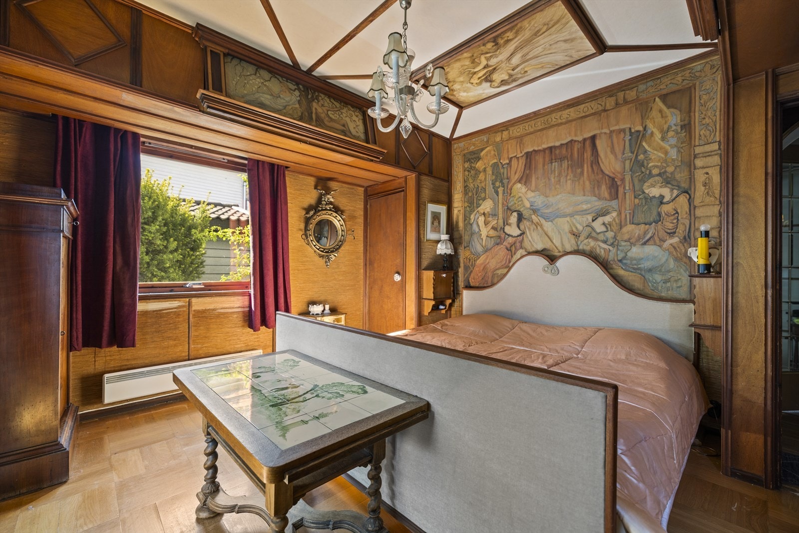 Plassbygget innredning og veggmalerier. Galleribilde