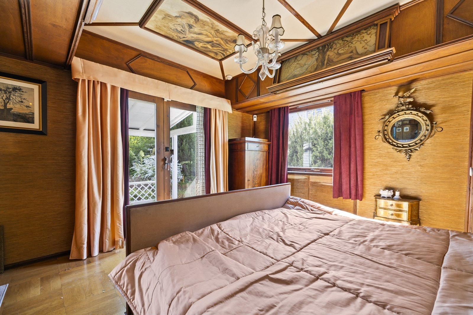 Hovedsoverommet har direkte adkomst til terrasse og hagen. Galleribilde