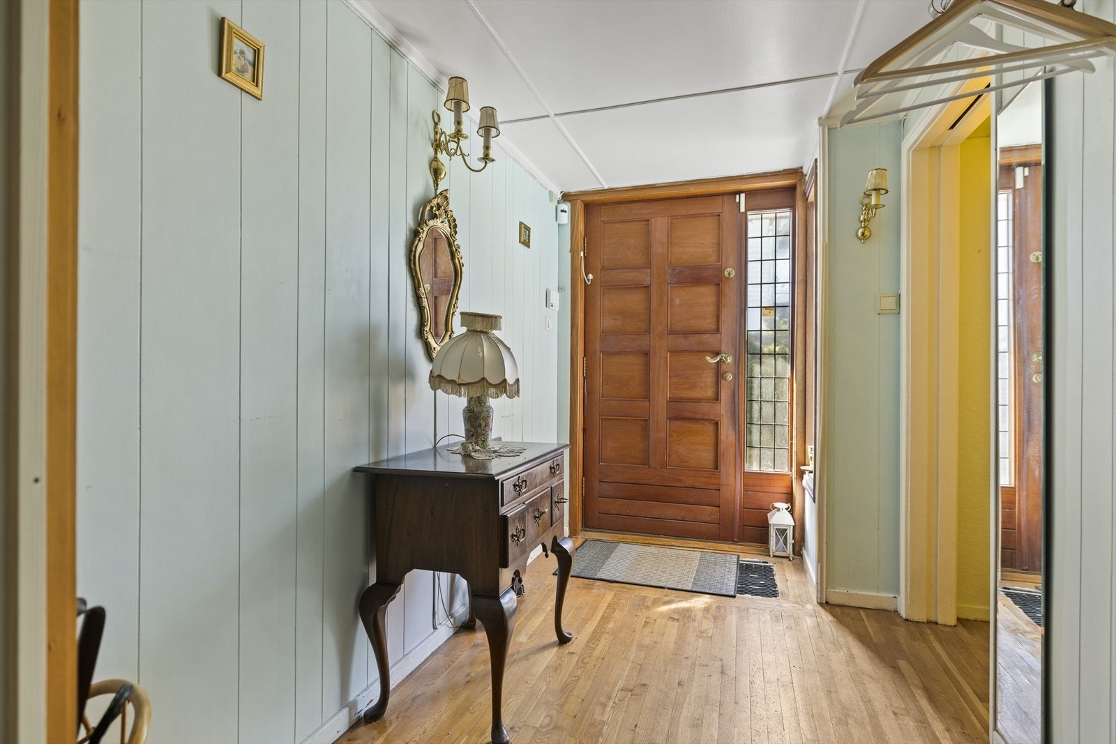 Inngangsparti med garderobeløsning, til høyre er det adkomst til toalettrom. Galleribilde