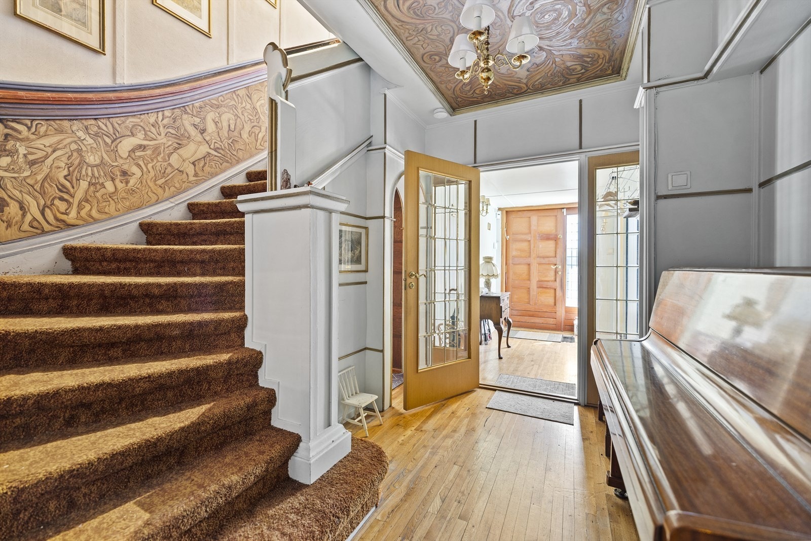 Entré med trapp opp til 2.etg. Galleribilde