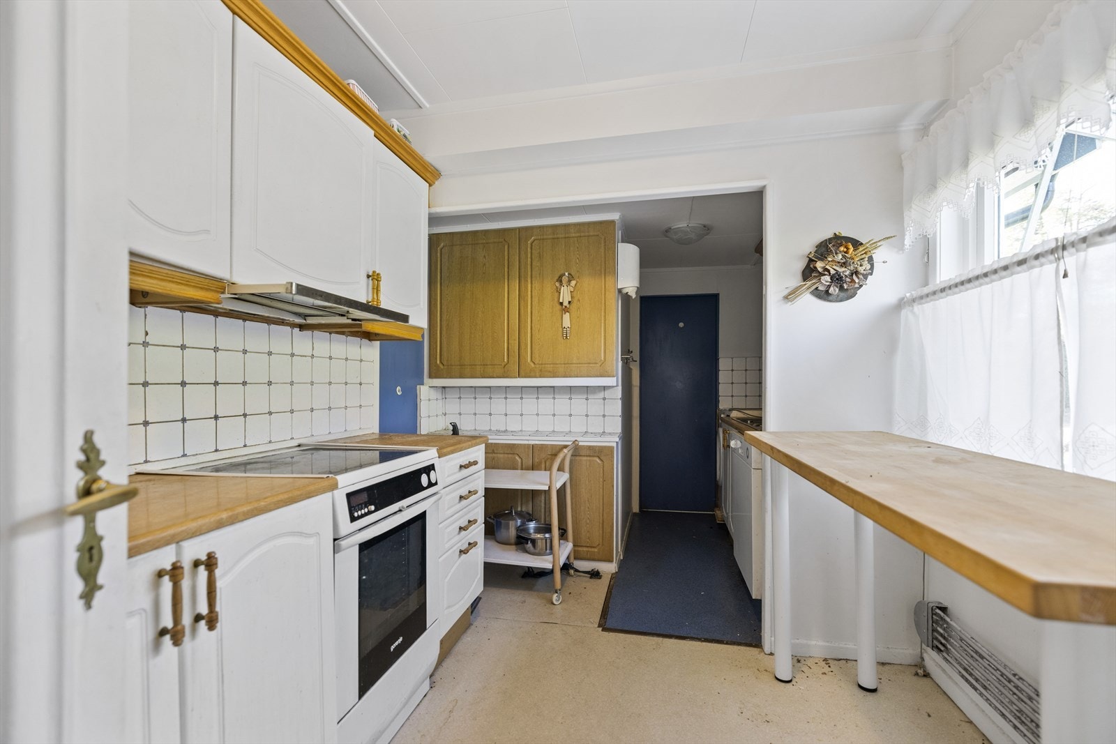 Separat kjøkken med opplegg også til vaskemaskin. Kjøkkenet har utgang direkte til hage/gårdsplass. Galleribilde