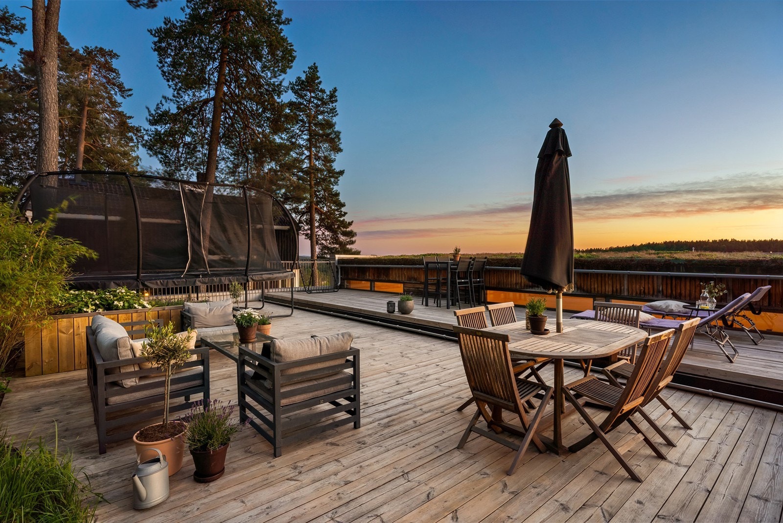 Hage på taket - takterrasse på ca. 98 m² med direkte adkomst fra kjøkken. Takterrassen består av en del med gress og to nivåer med platting Galleribilde