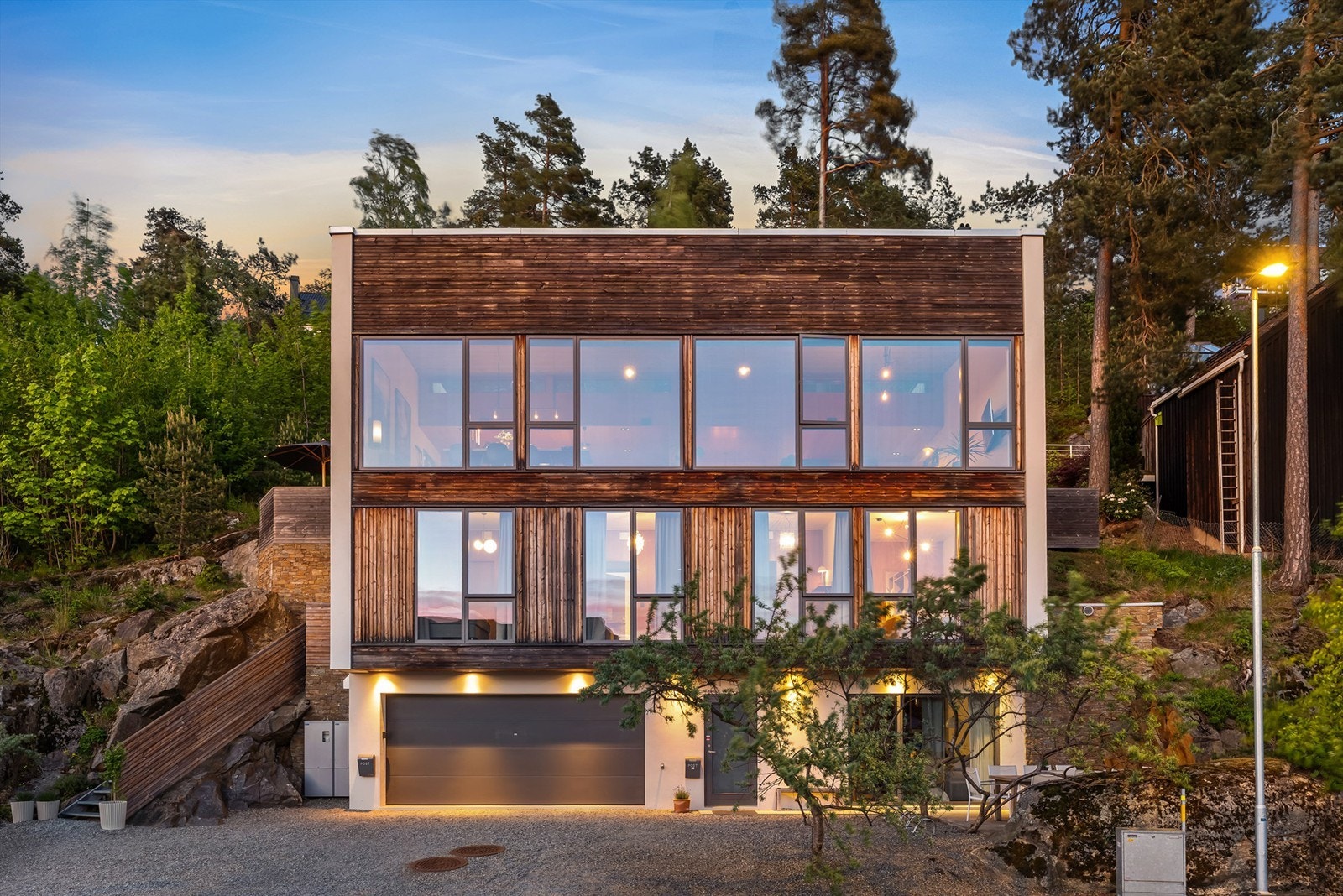 Ønsker du deg en bolig med gjennomgående høy standard og spesialtilpasset løsninger er denne boligen noe for deg! Galleribilde