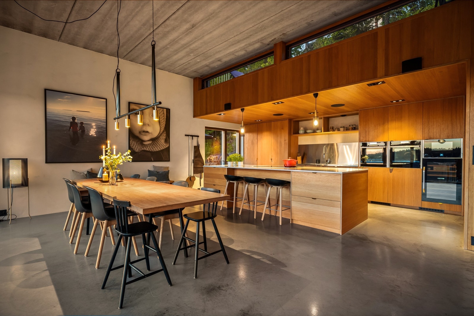 Kjøkkenøy med induksjonstopp fra NEFF og integrert avtrekk(kullfilter)i innredning - nisje med plass til stoler Galleribilde