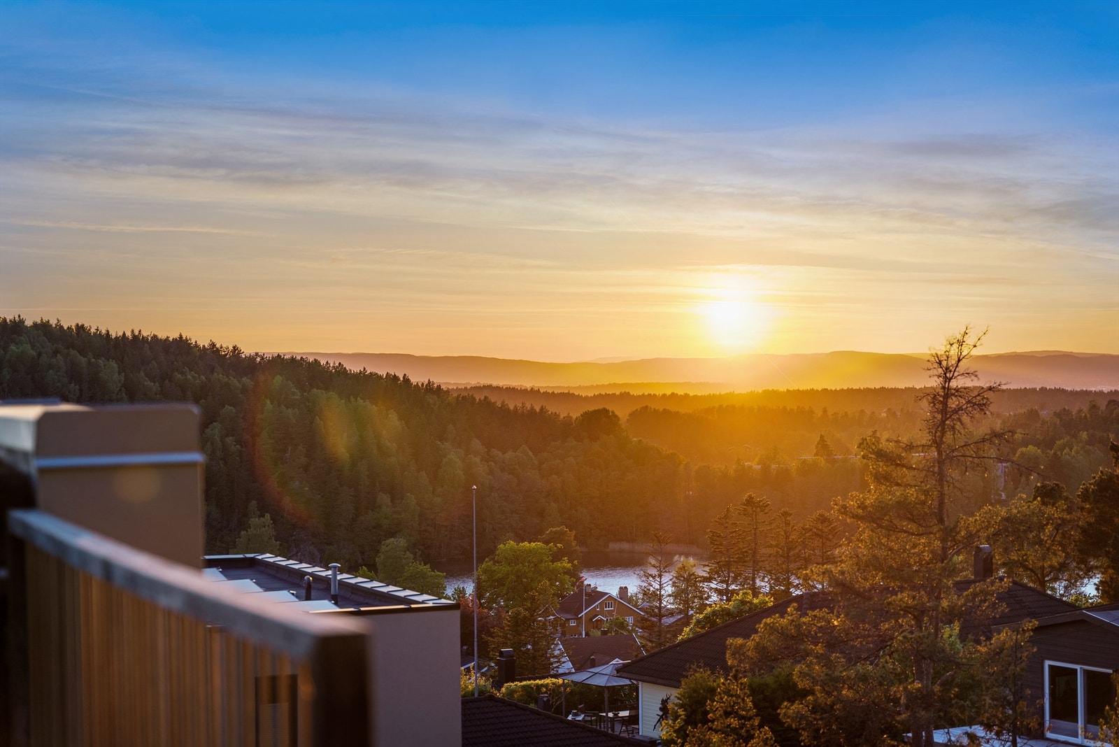 De store vindusflatene gir spektakulær utsikt ut over hele Kolbotn, Oslo og helt til Norefjell! Store vinduer på kjøkken og stue er selvvaskende Galleribilde