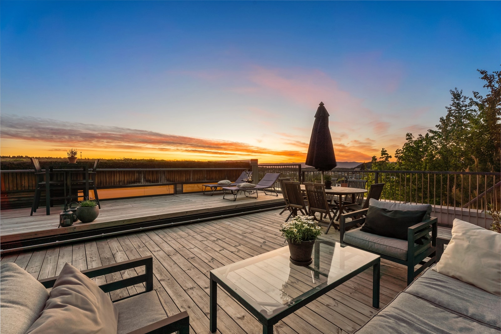 Gode solforhold fra ca. 10:00 til den går ned på sommer halvåret - med ingen innsyn og flott utsyn Galleribilde