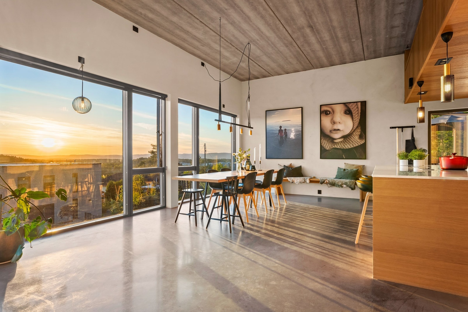 Hovedetasjen er fordelt med åpen stue- og kjøkkenløsning Galleribilde