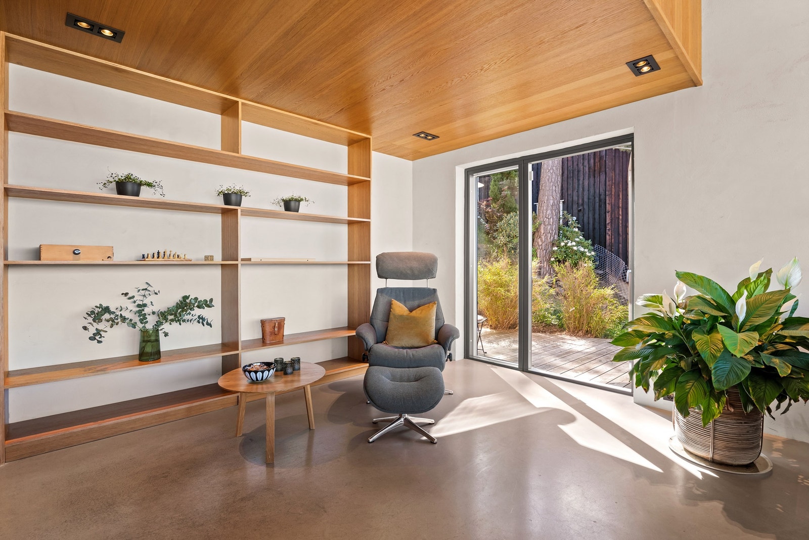 Lesekrok med plassbygget hyller og utgang til sydvendt terrasse på 12 m² Galleribilde