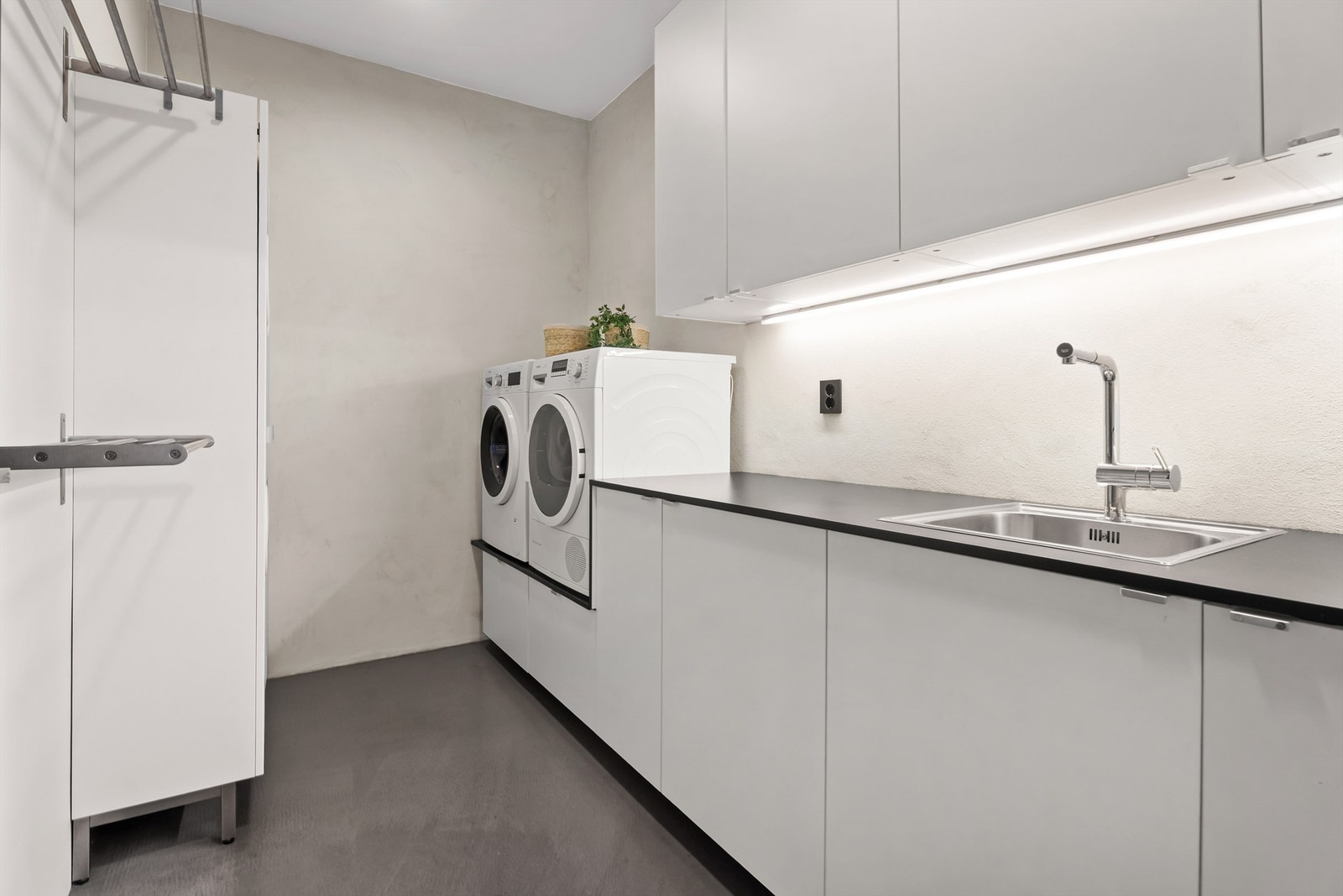 V A S K E R O M - Er tilknyttet entré og har praktisk veggmontert/gulvstående innredning - Weber designgulv med gulvvarme Galleribilde