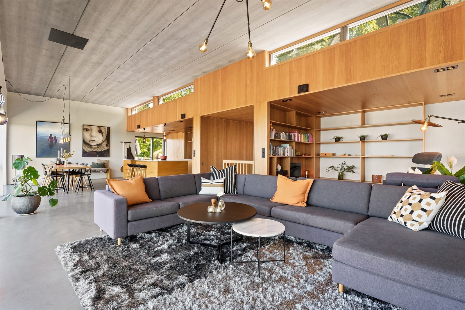 Kvalitetsmaterialer, delikate toner, store vindusflater og god takhøyde gir en helt spesiell romfølelse. Takhøyden fra ca. 2,27-3,43 meter. Galleribilde