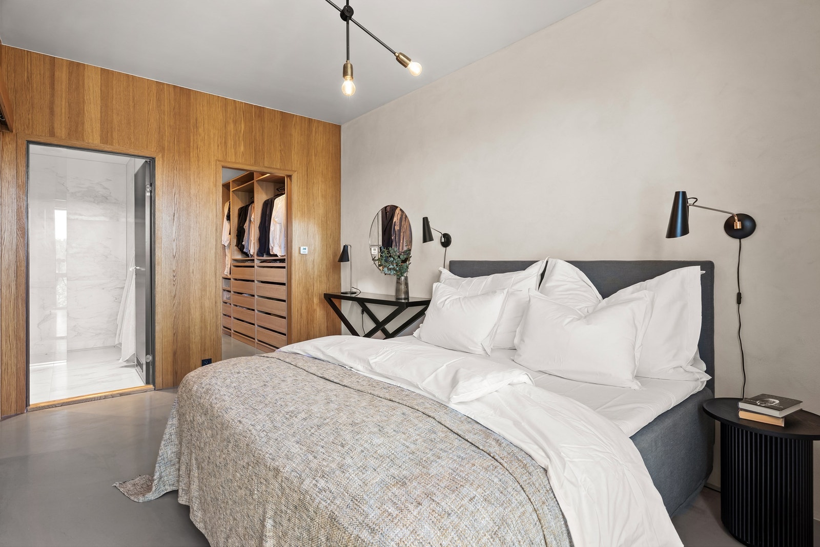 Master bedroom med en-suite bad og walk-in-closet Galleribilde