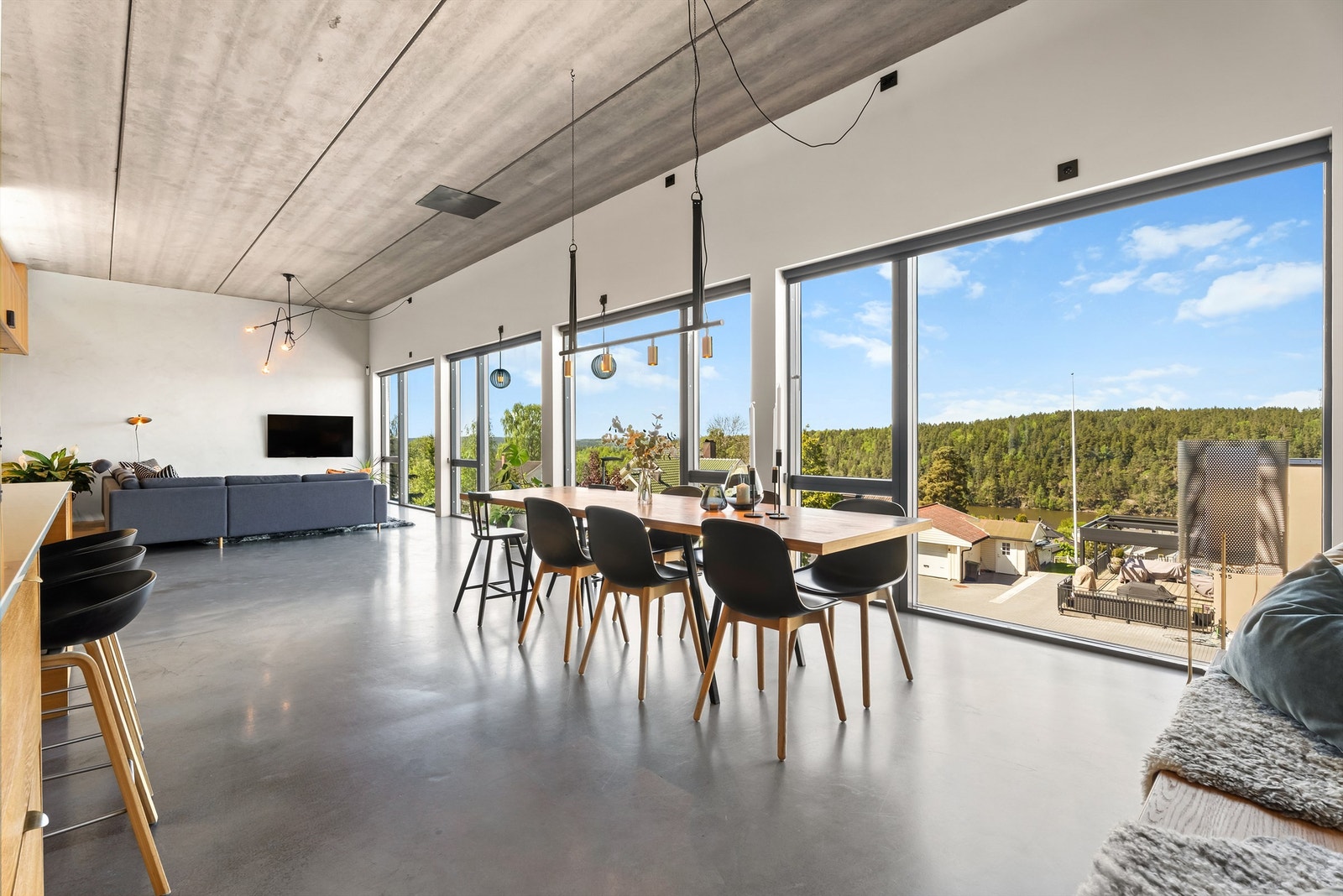 V I N D U E R - VELFAC 200 er et vedlikeholdsfritt dansk designvindu med ramme av isolert aluminium og bakenforliggende karm av tre, og med 3-lags superenergiglass Galleribilde