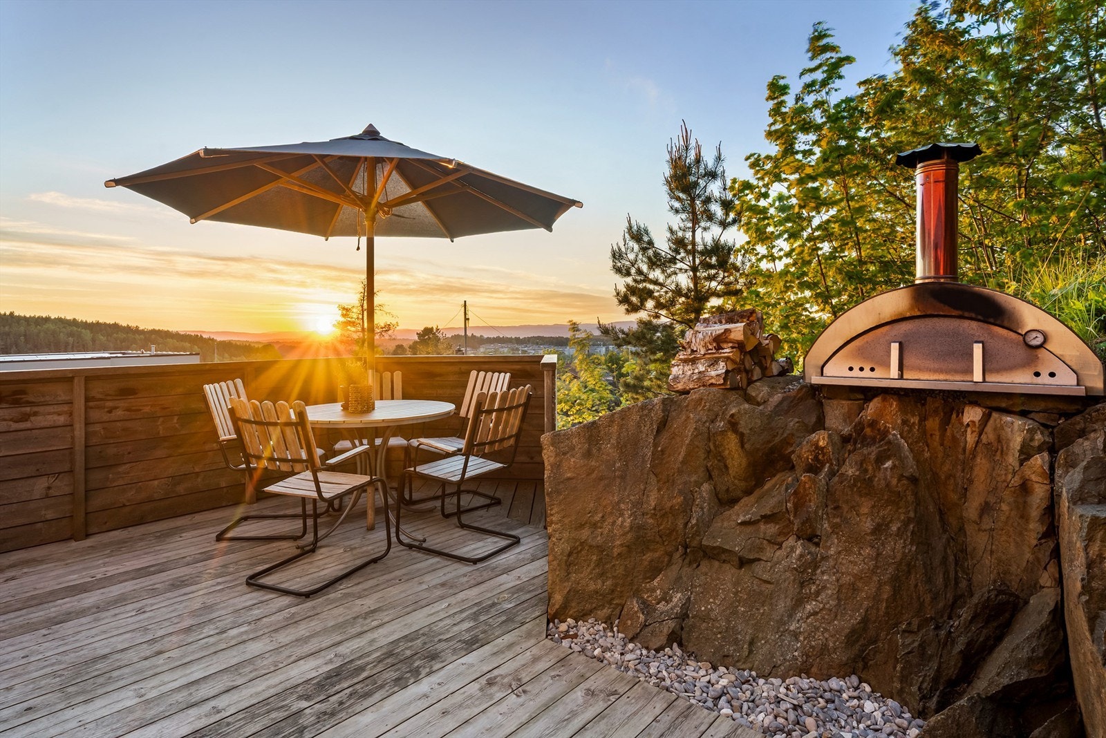 Kveldsolen kan nyes her og det er plass til spisegruppe Galleribilde